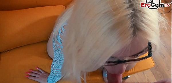  Mollige deutsche Blondine trifft User und bekommt sperma auf die Brille
